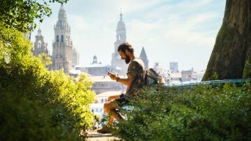 Joven descubriendo Galicia
