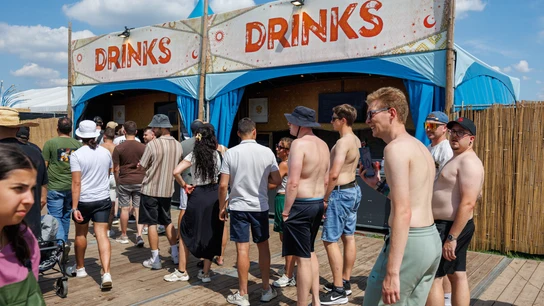 Varios asistentes al festival Tomorrowland 2025, haciendo cola para comprar bebidas en el camping Varios asistentes al festival Tomorrowland 2025, haciendo cola para comprar bebidas en el camping