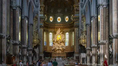 Interior de la Catedral de Nápoles Interior de la Catedral de Nápoles