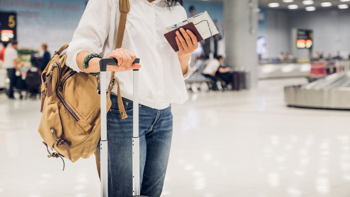 Chica con documentaci&oacute;n en el aeropuerto