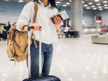 Chica con documentaci&oacute;n en el aeropuerto