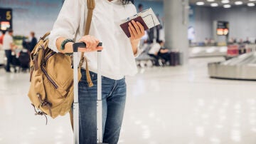 Chica con documentación en el aeropuerto