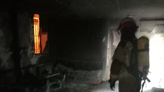Uno de los bomberos de la DPT en el interior del centro de menores extranjeros no acompañados incendiado en Teruel. Uno de los bomberos de la DPT en el interior del centro de menores extranjeros no acompañados incendiado en Teruel.