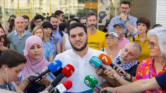 El vecino marroquí de Torre-Pacheco Osama Alalo, durante la lectura del manifiesto contra la ola de violencia ejercida sobre los vecinos del municipio. El vecino marroquí de Torre-Pacheco Osama Alalo, durante la lectura del manifiesto contra la ola de violencia ejercida sobre los vecinos del municipio.