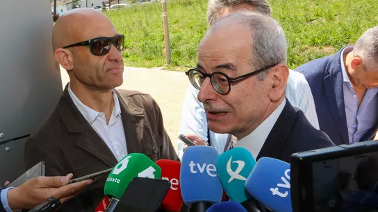 El funcionario Luis María Carrero Pérez (izda.) en los juzgados en Badajoz. El funcionario Luis María Carrero Pérez (izda.) en los juzgados en Badajoz.
