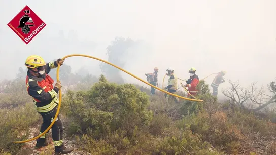 Bomberos trabajan en la extinción de un incendio en el municipio de Ibi (Alicante) Bomberos trabajan en la extinción de un incendio en el municipio de Ibi (Alicante)
