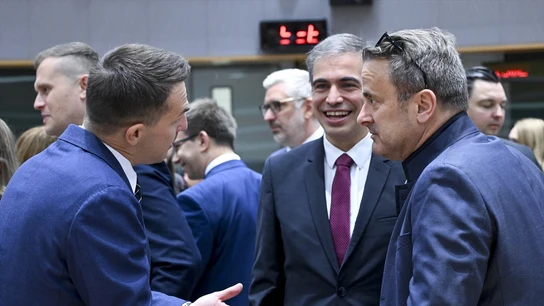 El secretario de Estado para la UE, Fernando Sampedro, conversa con los ministros del ramo de Polonia, Adam Szlapka (I), y de Luxemburgo, Xavier Bettel, al inicio del Consejo de Asuntos Generales de la UE en Bruselas. El secretario de Estado para la UE, Fernando Sampedro, conversa con los ministros del ramo de Polonia, Adam Szlapka (I), y de Luxemburgo, Xavier Bettel, al inicio del Consejo de Asuntos Generales de la UE en Bruselas.