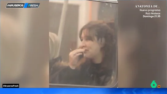 El 'tierra, trágame' de un chico a una joven que declara su amor en el metro El 'tierra, trágame' de un chico a una joven que declara su amor en el metro