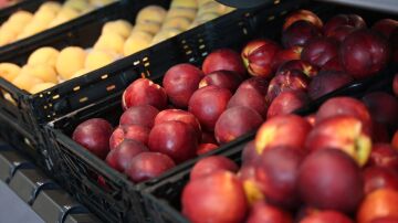 Fruta en expositores.