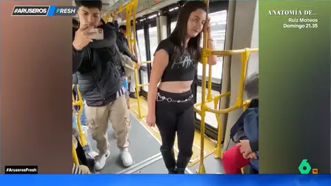 Empezó como "un rollo pasajero" y terminó en boda: la surrealista historia de la joven que se enamoró de un bus Empezó como "un rollo pasajero" y terminó en boda: la surrealista historia de la joven que se enamoró de un bus