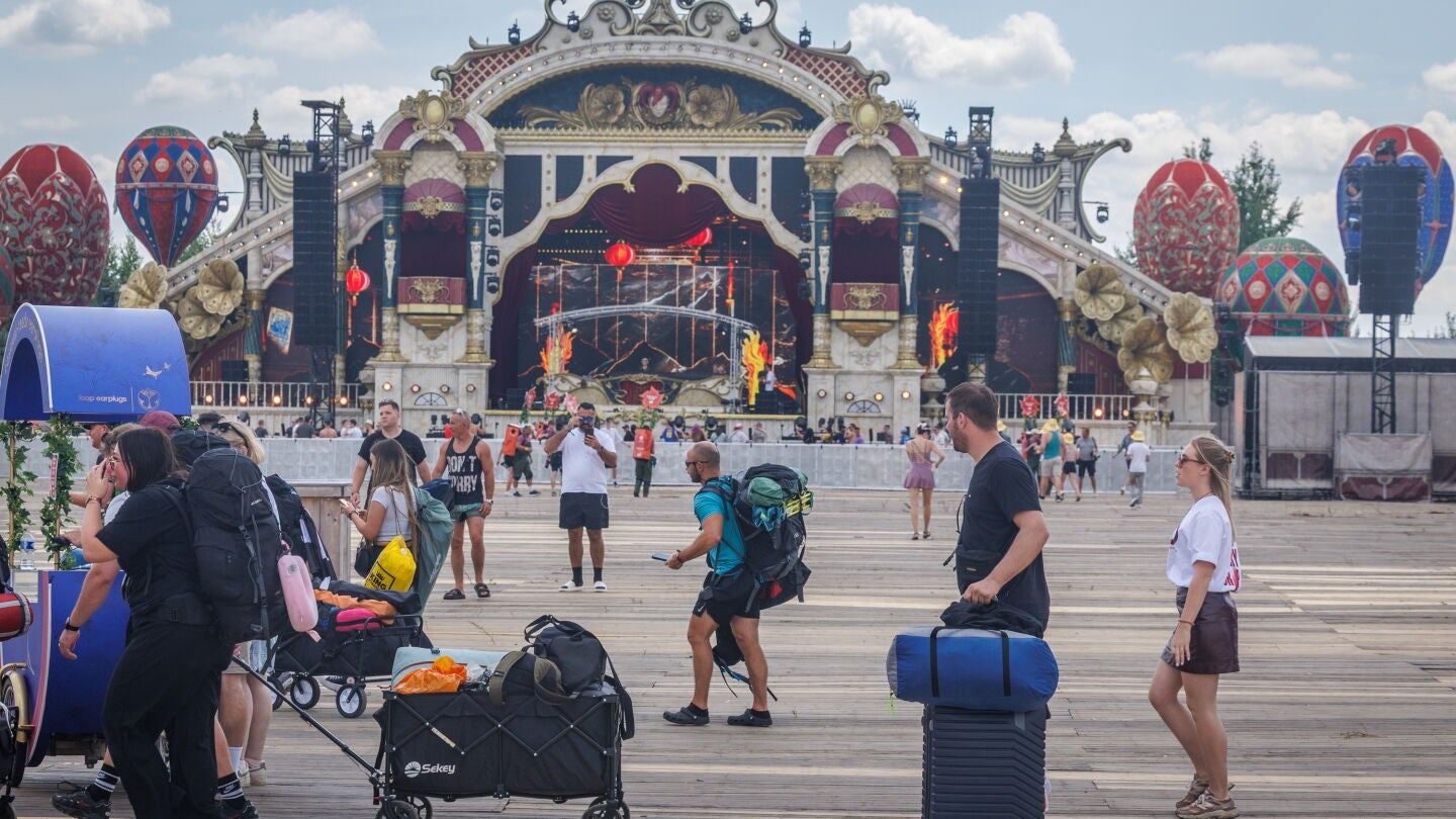 Los asistentes al festival Tomorrowland llegan al camping DreamVille