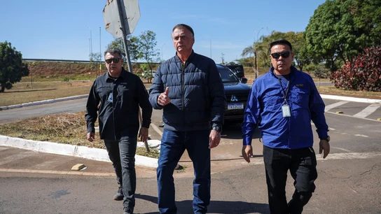 El expresidente de Brasil, Jair Bolsonaro, llega a la sede de la Secretaría de Estado de Administración Penitenciaria en Brasilia. El expresidente de Brasil, Jair Bolsonaro, llega a la sede de la Secretaría de Estado de Administración Penitenciaria en Brasilia.