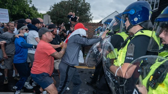 Tensos enfrentamientos entre manifestantes y la Policía en Reino Unido Tensos enfrentamientos entre manifestantes y la Policía en Reino Unido