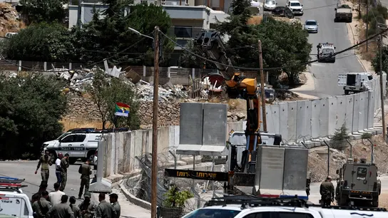 Militares israelíes cruzan la barrera en la línea de alto el fuego. Militares israelíes cruzan la barrera en la línea de alto el fuego.