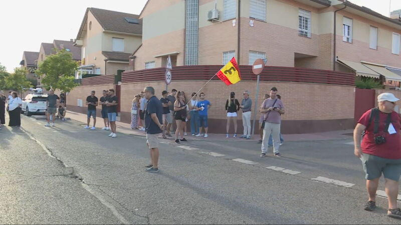 Imagen de varios manifestantes en Alcalá a minutos de empezar la protesta contra migrantes
