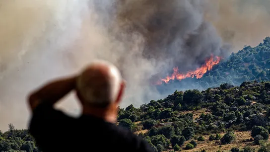 Un hombre observa el incendio de Navaluenga Un hombre observa el incendio de Navaluenga