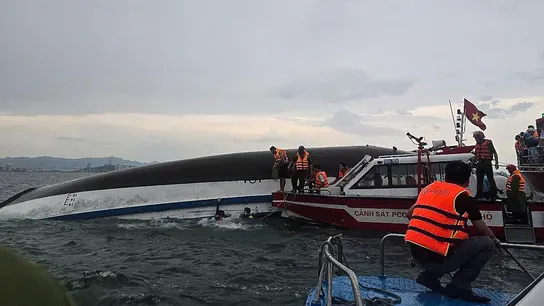 Labores de rescate en el barco volcado en Vietnam Labores de rescate en el barco volcado en Vietnam
