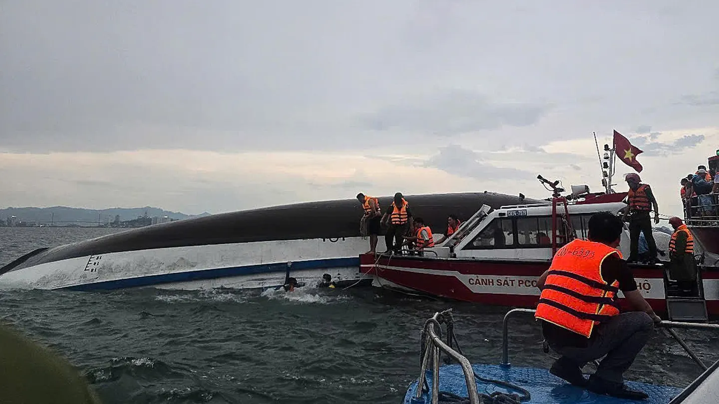 Labores de rescate en el barco volcado en Vietnam Labores de rescate en el barco volcado en Vietnam