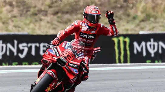 Márquez celebra su triunfo en Brno Márquez celebra su triunfo en Brno