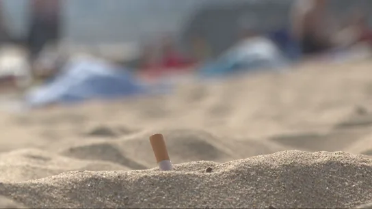 Un cigarrillo en la arena de la playa. Un cigarrillo en la arena de la playa.