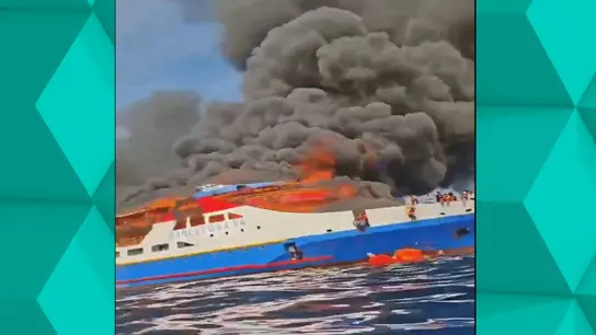 Saltando por la borda para evitar las llamas: un incendio en un barco de KM Barcelona en Indonesia causa el pánico entre los pasajeros. Saltando por la borda para evitar las llamas: un incendio en un barco de KM Barcelona en Indonesia causa el pánico entre los pasajeros.