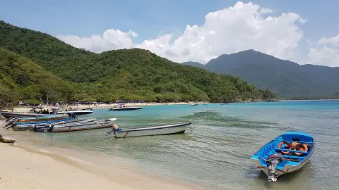 Barcas en la orilla del mar. Parque Natural Tayrona. Colombia Barcas en la orilla del mar. Parque Natural Tayrona. Colombia