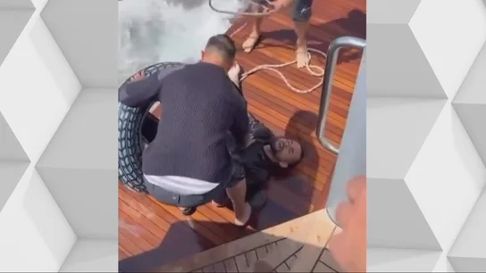 Momento del rescate del migrante que estaba perdido en el mar Momento del rescate del migrante que estaba perdido en el mar