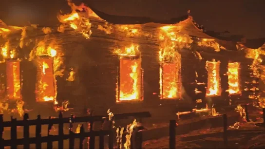 Una casa incendiada tras un ataque ruso en Ucrania Una casa incendiada tras un ataque ruso en Ucrania