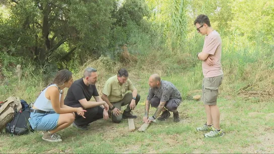 Imagen de un instructor enseñando a los asistentes a un campamento de supervivencia Imagen de un instructor enseñando a los asistentes a un campamento de supervivencia