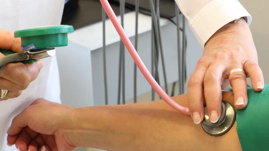 Una mujer siendo atendida por una médica Una mujer siendo atendida por una médica