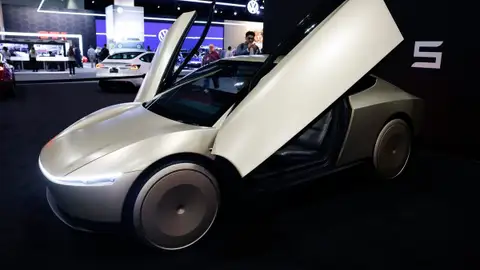 Fotografía de archivo de un 'Cyber Cab' de Tesla exhibido durante el Auto Show AutoMobility en Los Ángeles (EEUU). Fotografía de archivo de un 'Cyber Cab' de Tesla exhibido durante el Auto Show AutoMobility en Los Ángeles (EEUU).