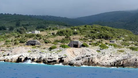 Búnkeres en la penísula de Karaburun Búnkeres en la penísula de Karaburun
