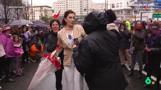La 'señora bien' se estrena como manifestante en el 8M: "Esto es lo que deben llamar la liberación de la mujer" La 'señora bien' se estrena como manifestante en el 8M: "Esto es lo que deben llamar la liberación de la mujer"