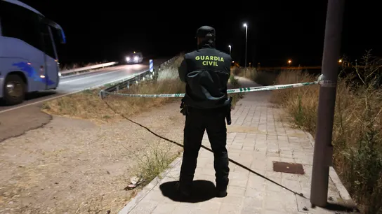 Cordón policial en la zona donde dos personas han muerto arrolladas por un Alvia Cordón policial en la zona donde dos personas han muerto arrolladas por un Alvia
