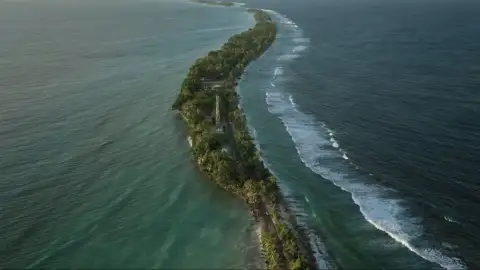 Tuvalu, de paraíso de aguas turquesas a quedar bajo el mar por el cambio climático Tuvalu, de paraíso de aguas turquesas a quedar bajo el mar por el cambio climático