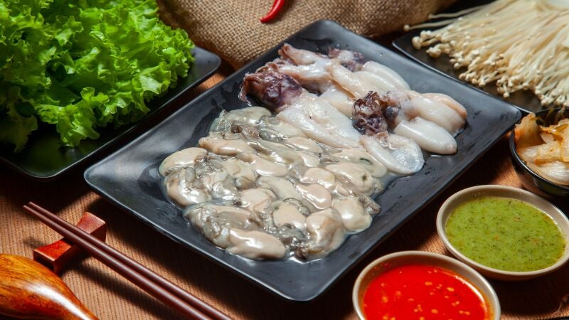 Un plato con calamar fresco, preparado para cocinar