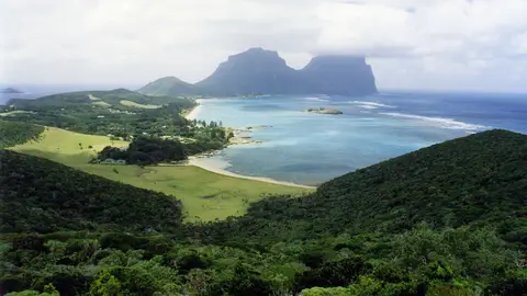 Panorámica de Lord Howe, monte Gower al fondo Panorámica de Lord Howe, monte Gower al fondo