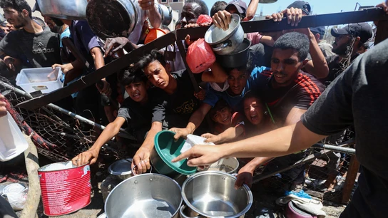 Palestinos en un punto de ayuda, en Nuseirat, Gaza. Palestinos en un punto de ayuda, en Nuseirat, Gaza.