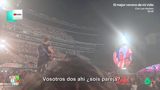 Coldplay se vuelve más prudente con su 'kiss cam': "Ahora te piden la entrada y el libro de familia" En un nuevo concierto, Chris Martin preguntaba en a dos personas cazadas por la kiss cam si eran pareja, después del revuelo causado por la infidelidad de Andy Byron, que incluso ha llevado a que los que van a los conciertos imiten su gesto.