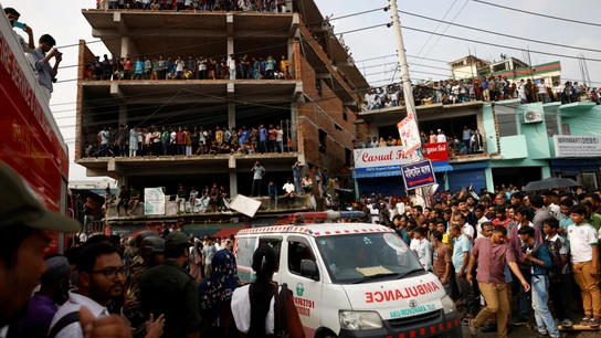 Ambulancia pasa cerca del lugar en el que se estrelló el avión en Dhaka, Bangladesh. Ambulancia pasa cerca del lugar en el que se estrelló el avión en Dhaka, Bangladesh.