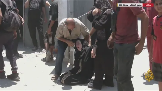 En directo un periodista de Al Jazeera muestra como una mujer se desploma en mitad de la calle En directo un periodista de Al Jazeera muestra como una mujer se desploma en mitad de la calle