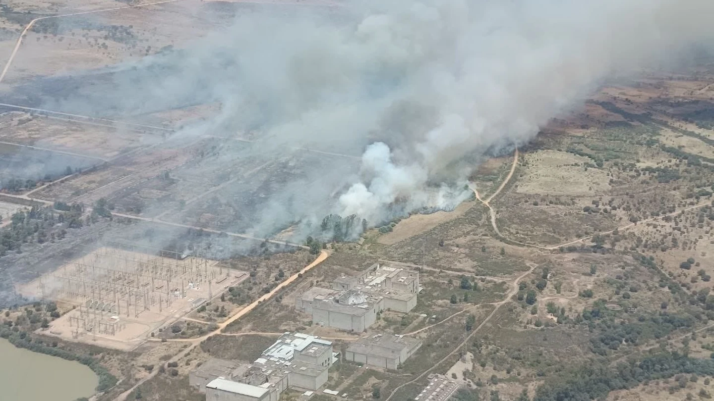 Incendio forestal de pasto localizado en el término municipal de Valdecaballeros (Badajoz) Incendio forestal de pasto localizado en el término municipal de Valdecaballeros (Badajoz)