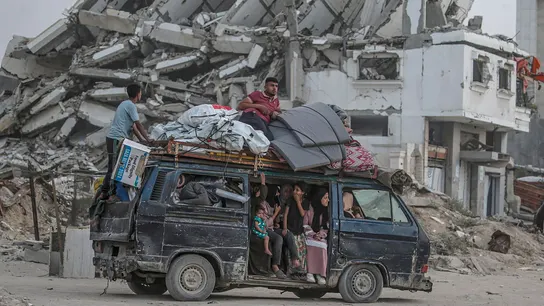 Palestinos desplazados internamente con sus pertenencias tras una orden de evacuación emitida por el Ejército israelí. Palestinos desplazados internamente con sus pertenencias tras una orden de evacuación emitida por el Ejército israelí.