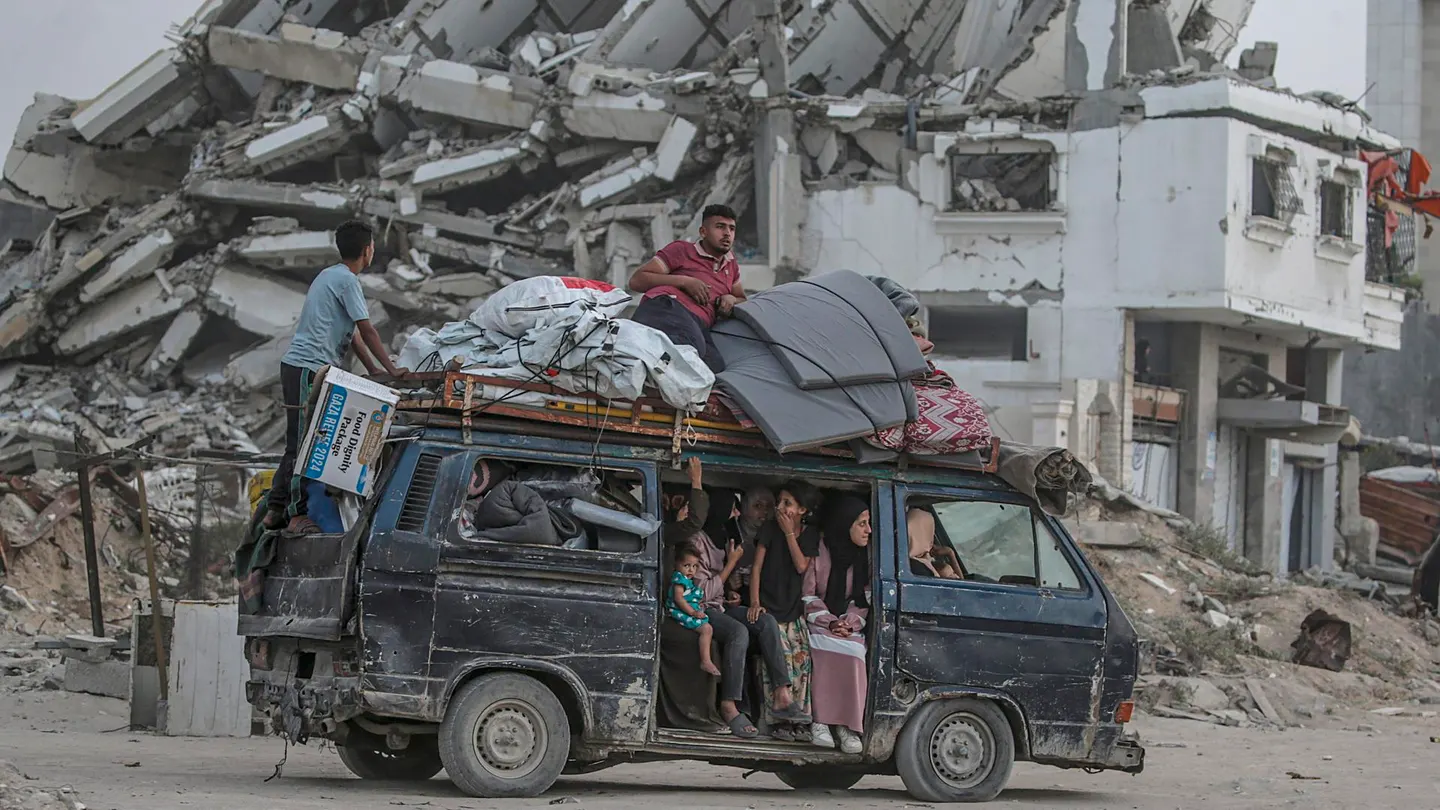Palestinos desplazados internamente con sus pertenencias tras una orden de evacuación emitida por el Ejército israelí. Palestinos desplazados internamente con sus pertenencias tras una orden de evacuación emitida por el Ejército israelí.