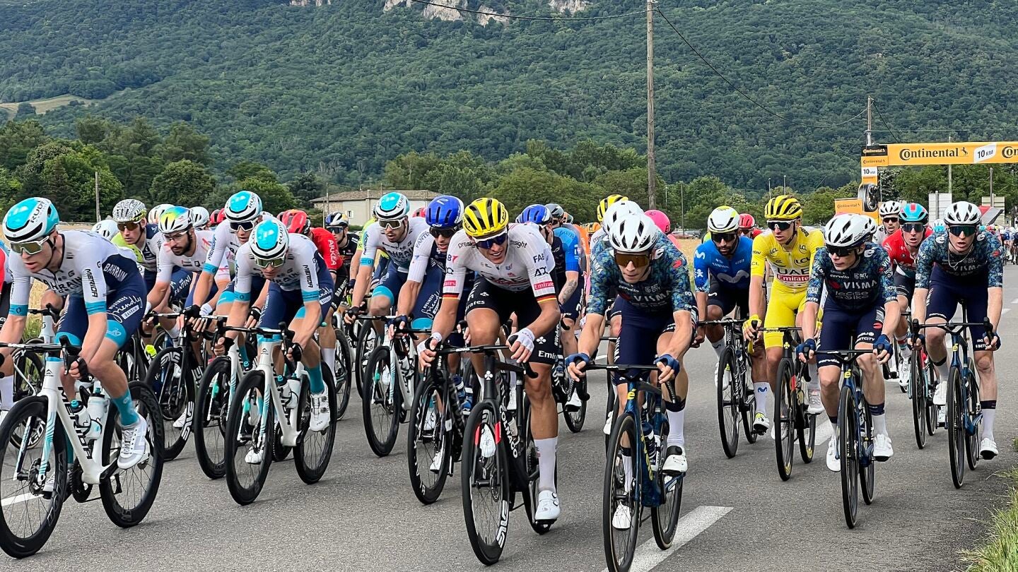 Ciclistas durante la quinta etapa del tour de 2024 en Saint-Sorlin-en-Bugey