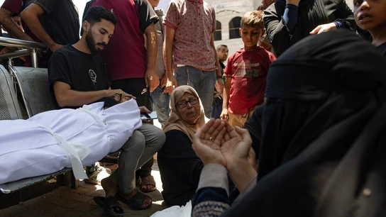 Palestinos lloran los cadáveres de las personas asesinadas a tiros en un punto de distribución de alimentos Palestinos lloran los cadáveres de las personas asesinadas a tiros en un punto de distribución de alimentos