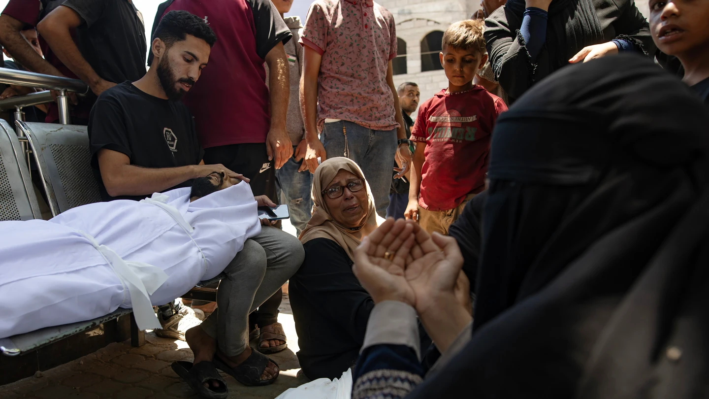 Palestinos lloran los cadáveres de las personas asesinadas a tiros en un punto de distribución de alimentos Palestinos lloran los cadáveres de las personas asesinadas a tiros en un punto de distribución de alimentos