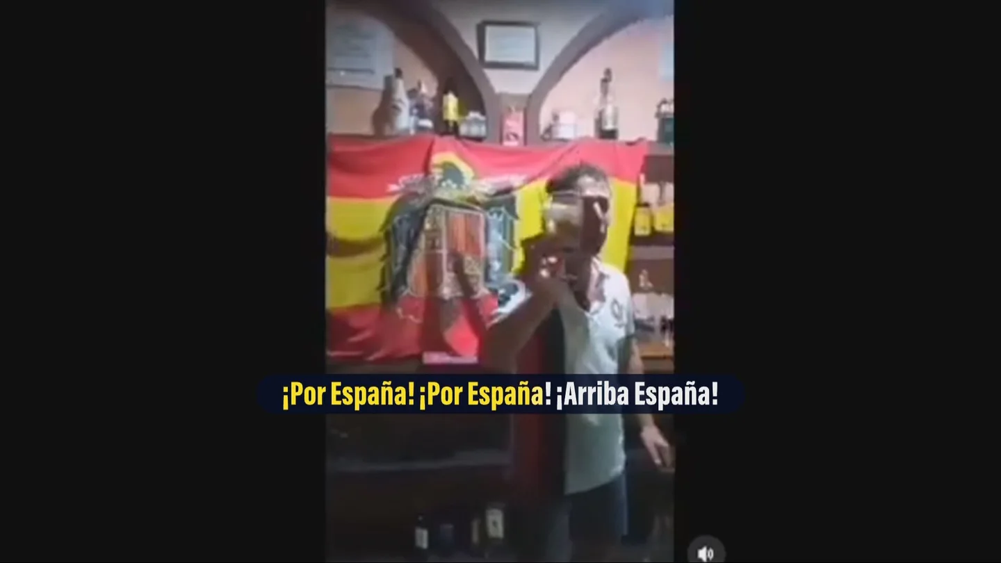 El PP abrirá expediente al concejal en Cuenca que brindó "por España" con una bandera franquista El PP abrirá expediente al concejal en Cuenca que brindó "por España" con una bandera franquista