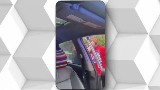 Nuevo episodio de violencia policial en EEUU: tres agentes propinan una brutal paliza a un joven por no llevar las luces del coche encendidas Nuevo episodio de violencia policial en EEUU: tres agentes propinan una brutal paliza a un joven por no llevar las luces del coche encendidas