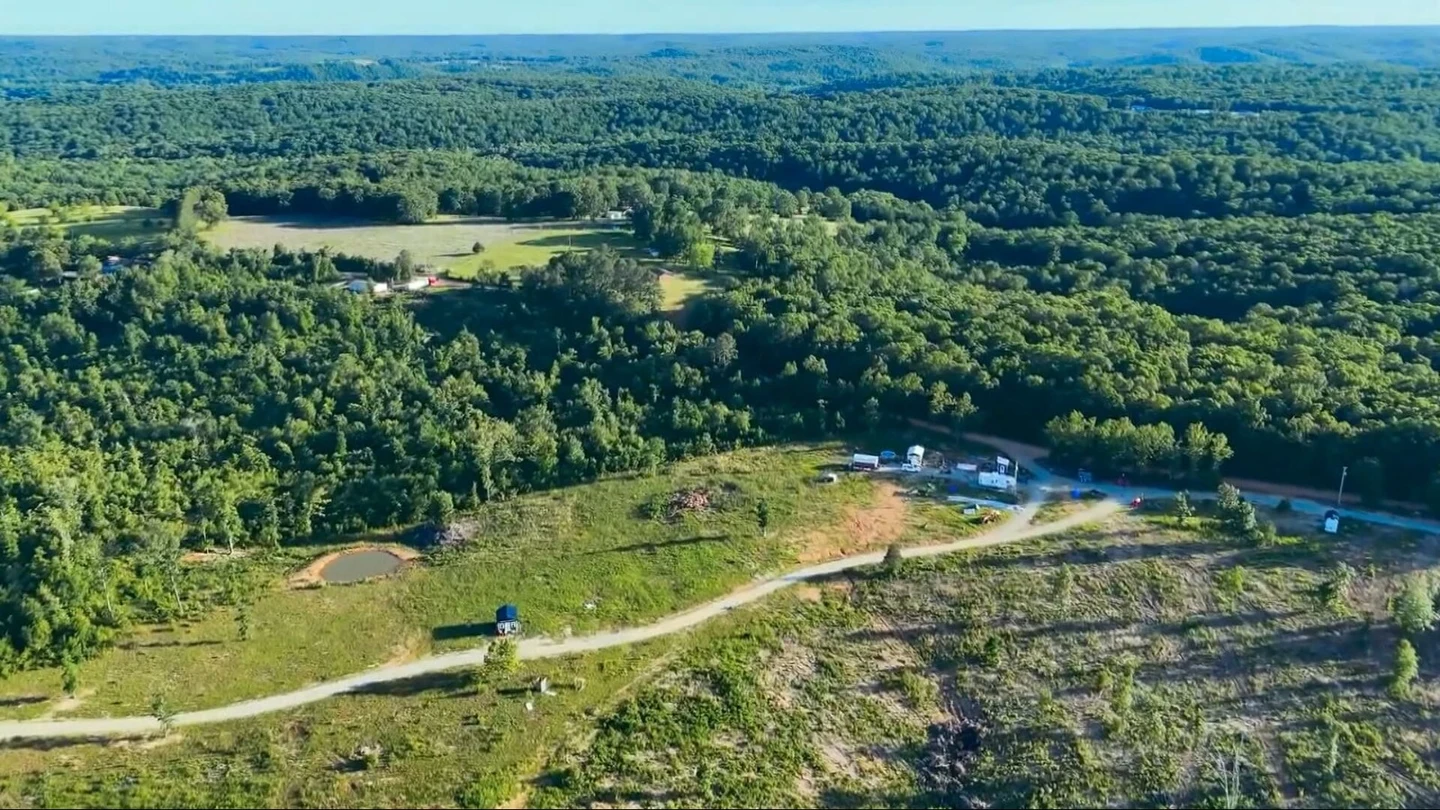 'Return to the Land', el nuevo poblado supremacista que defiende la segregación racial: "Para que los niños vivan en barrios blancos" 'Return to the Land', el nuevo poblado supremacista que defiende la segregación racial: "Para que los niños vivan en barrios blancos"